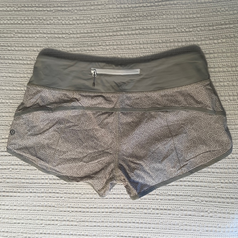 Lululemon Speed Up 2.5 inch Shorts - Gray/White Daisy Freckle